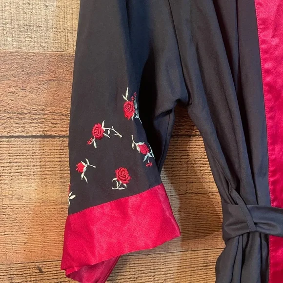 ♥️🖤Delicates roses and satin robe - Picture 2 of 4